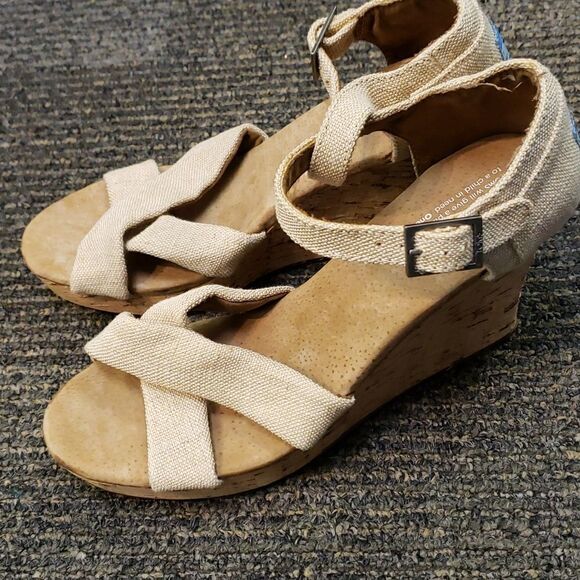 Toms tan shoes  - Picture 4 of 5